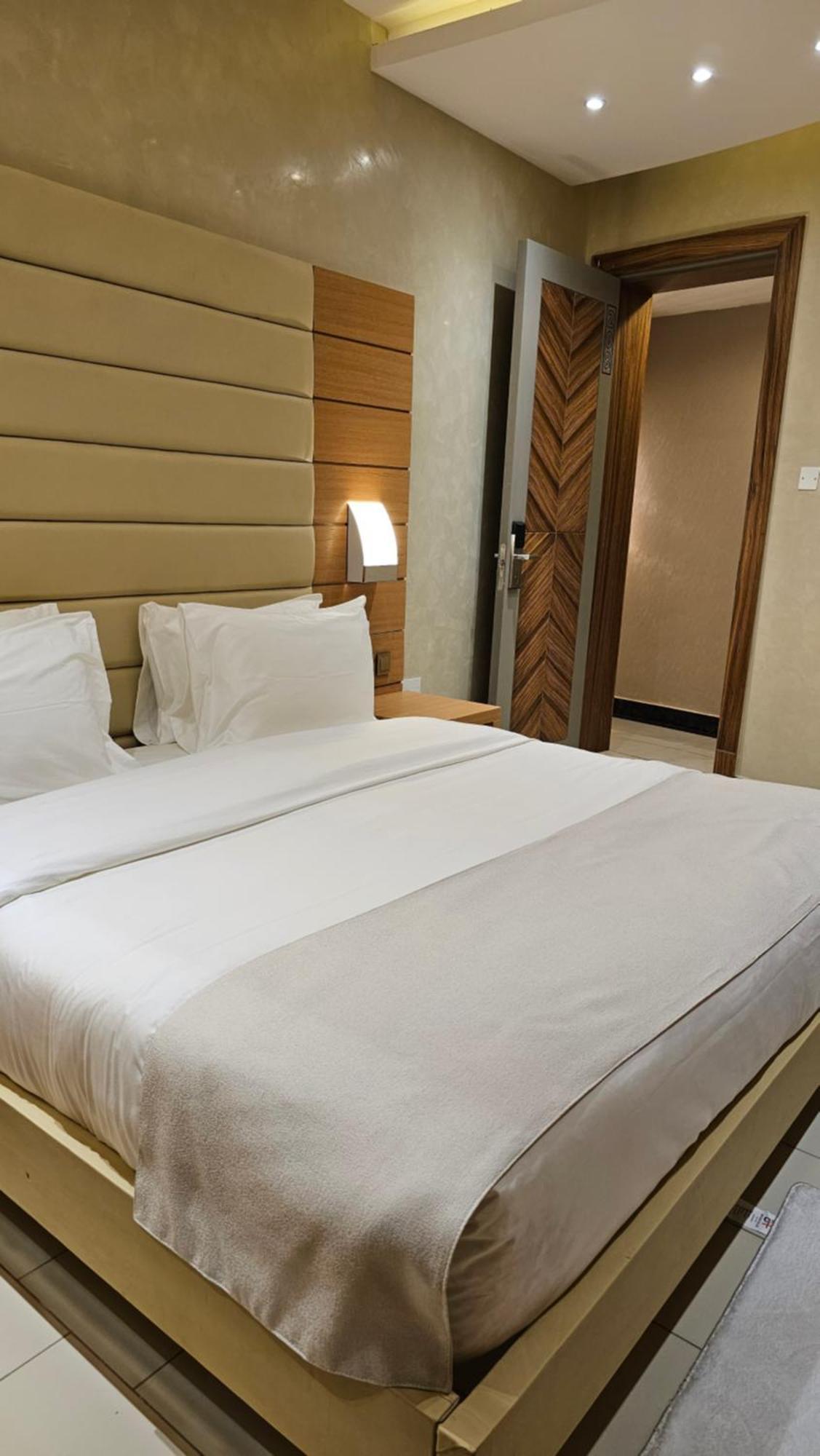 Grik Hotel - Entebbe Eksteriør billede