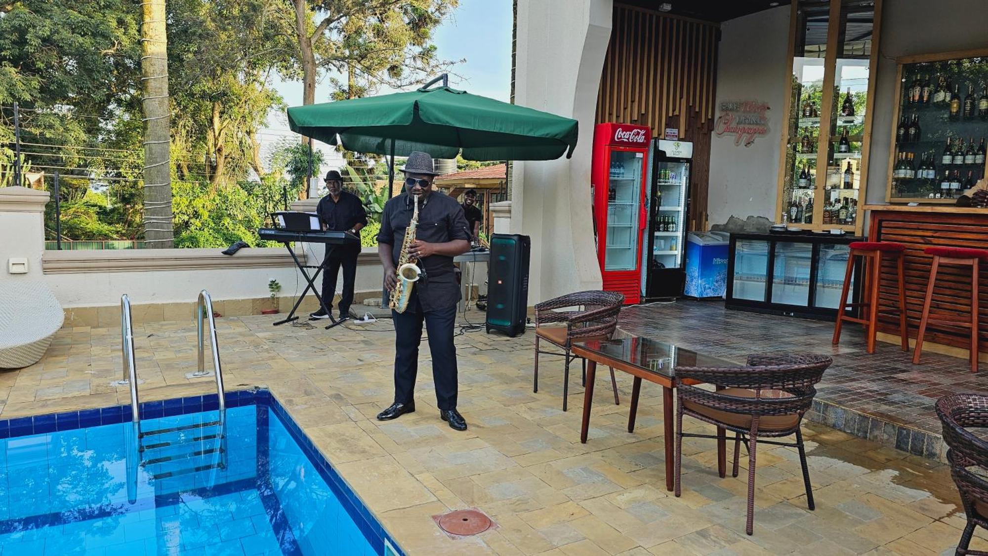 Grik Hotel - Entebbe Eksteriør billede